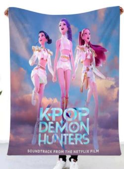 JETÉE KPOP DEMON HUNTERS AVEC FOND BLEU PÂLE (COUVERTURE) (LES GUERRIÈRES DE LA K-POP) 4 PIEDS X 5 PIEDS
